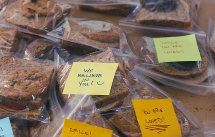 Commercial features #HashtagLunchbag movement to feed the homeless